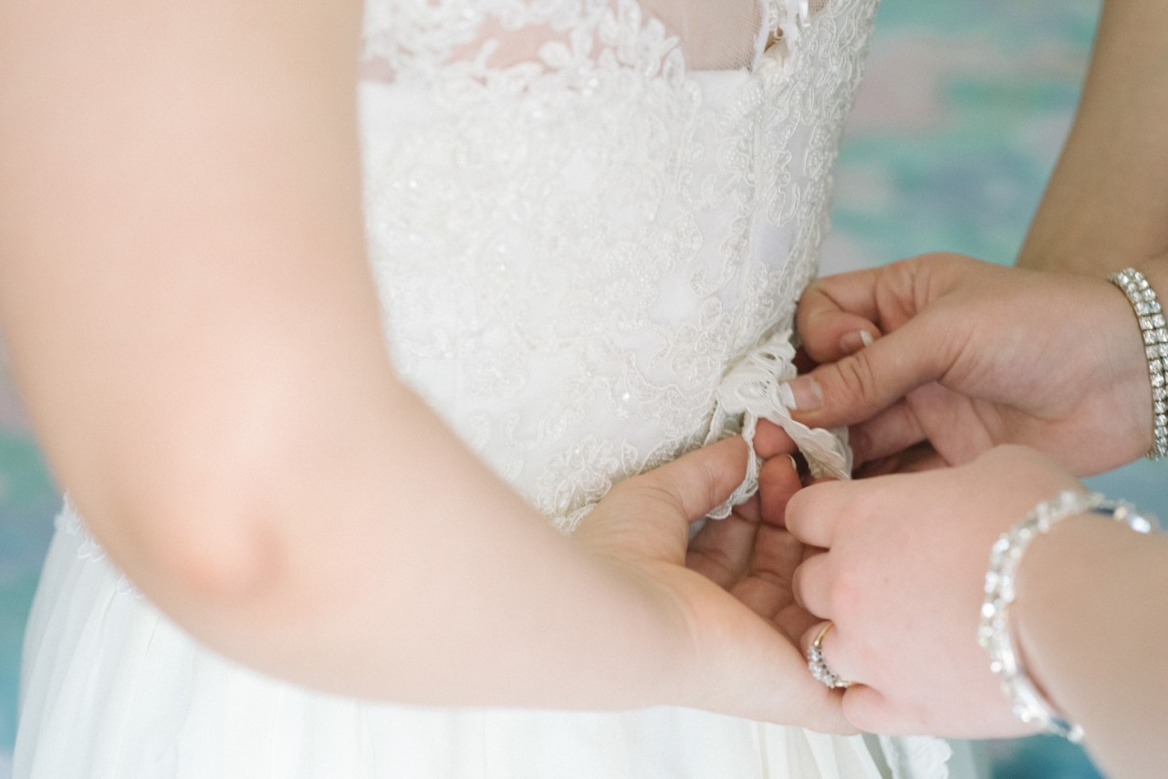 Tying the bride's dress